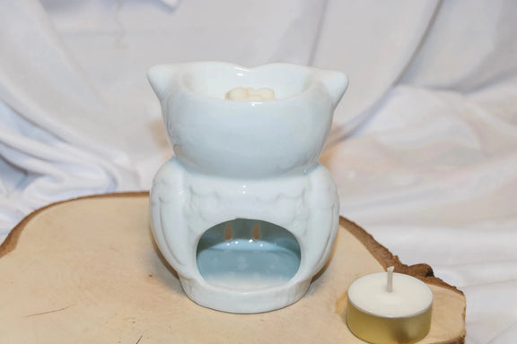 Diffuseur Hibou céramique blanc avec fondant parfumé allumé - L'Atelier Ginko
